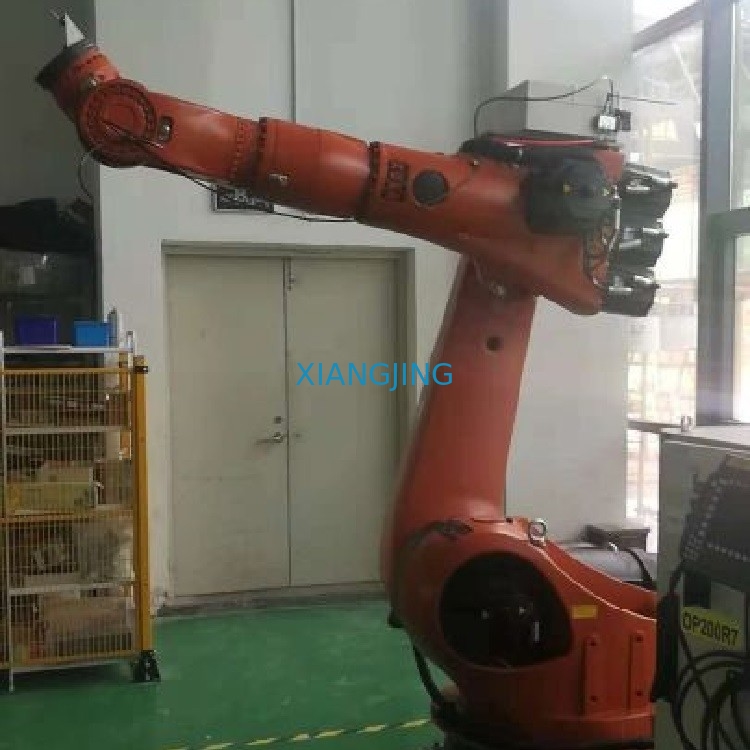 Używany 6-osiowy robot przemysłowy KR 210 R2700 EXTRA przemysłowe ramię robota spawalniczego