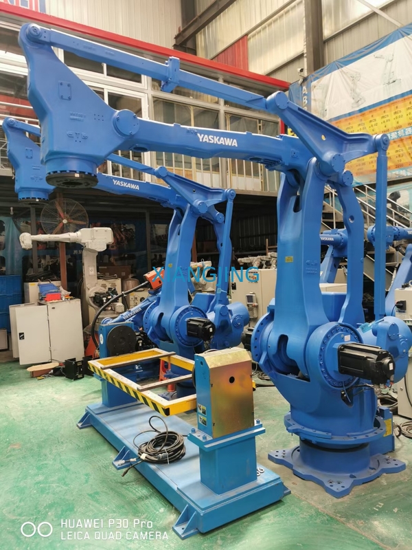 Używane ramię robota przemysłowego Yaskawa GP180 do podnoszenia i umieszczania z chwytakiem