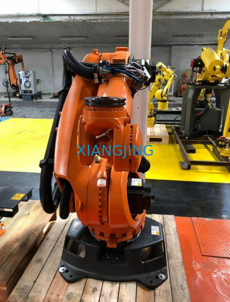Używany 6-osiowy robot przemysłowy KR 210 R2700 EXTRA do pick and place
