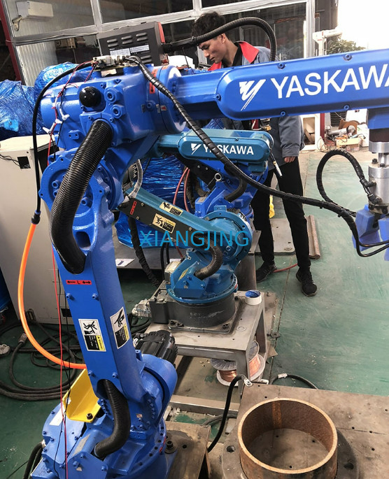 Używany robot spawalniczy Yaskawa AR1440 6-osiowy o ładowności 12 kg z systemem spawalniczym