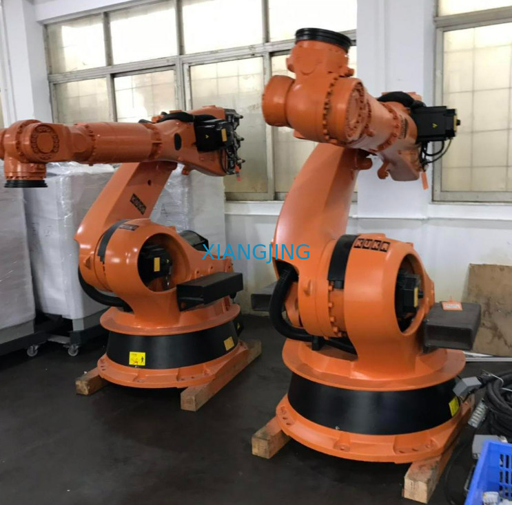 Używany robot KR 210 R2700 EXTRA Używany robot Kuka do pobierania i umieszczania dużej ilości zapasów
